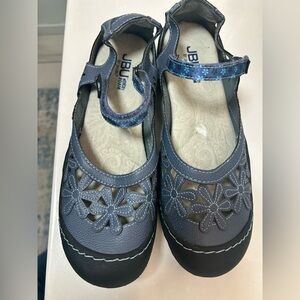 Jambu  JBU Wildflower denim blue adjustable sandals. NWOB  Size 10. Cute!